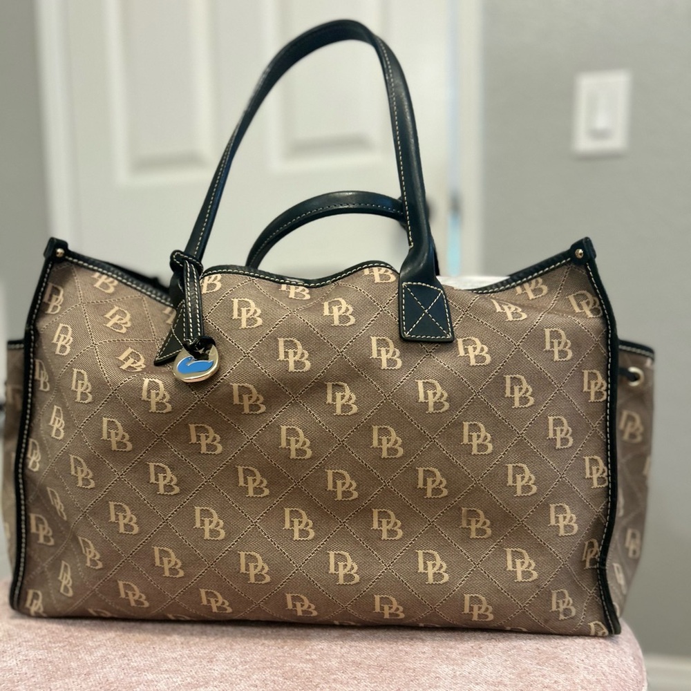 VTG Dooney & Bourke Monogram Signature Canvas Brown Leather Trim Tote Handbag♥️